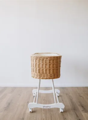 עריסה על גלגלים דגם אלבה בהירה להשכרה