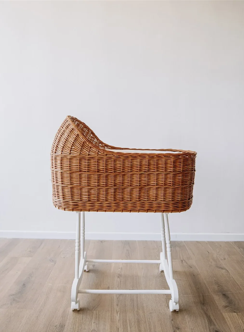 עריסה עגולה לתינוק בעיצוב רטרו דגם פרג'ליס חום shushu