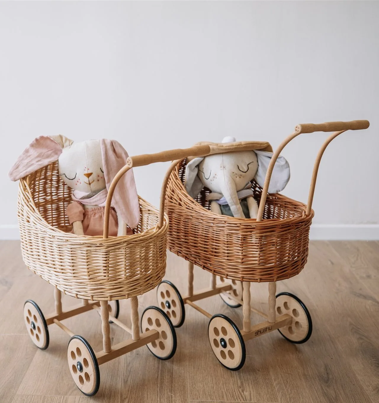 עגלה עם בובה