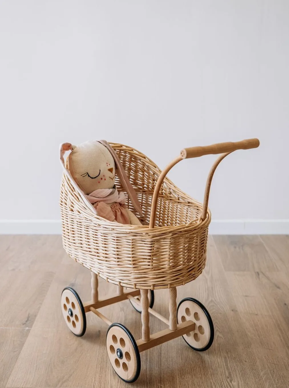 עגלה עם בובה