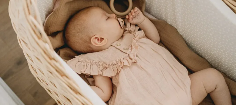 עריסת קש להשכרה בעיצוב בוהו שיק דגם פרג'ליס בהירה