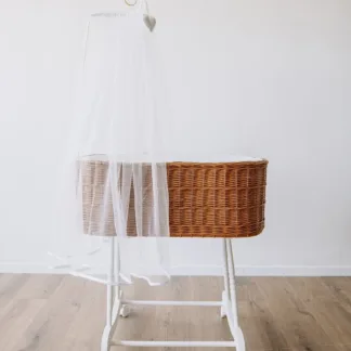 השכרת עריסה מעוצבת לתינוק דגם אלבה חום עם כילה