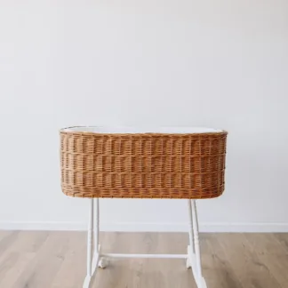 עריסה קטנה לתינוק עם רגלי עץ דגם אלבה חום shushu