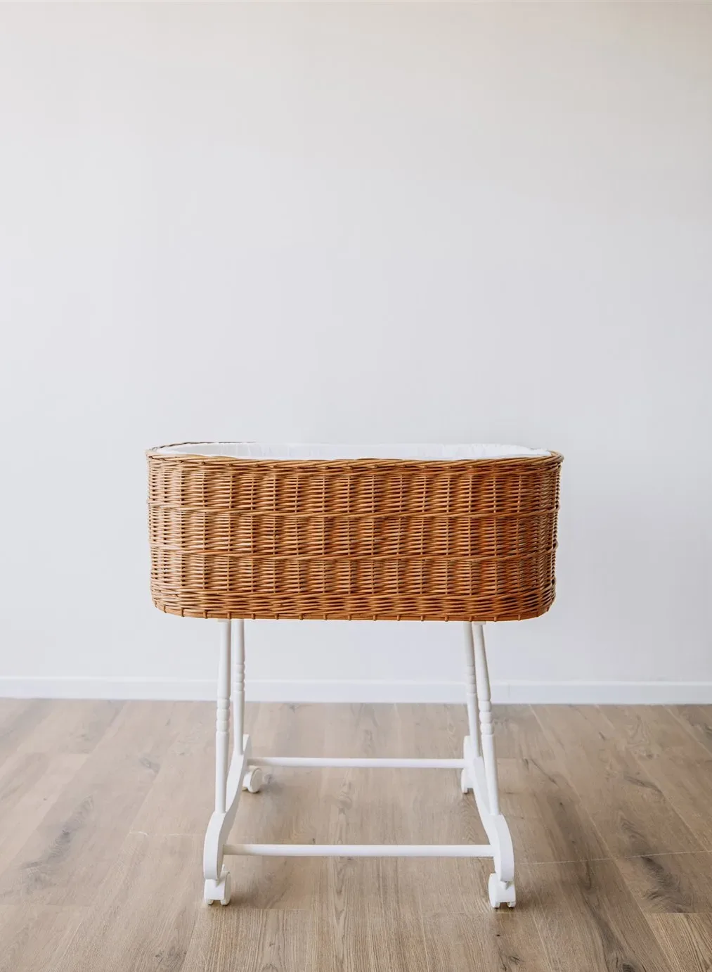 עריסה קטנה לתינוק עם רגלי עץ דגם אלבה חום shushu