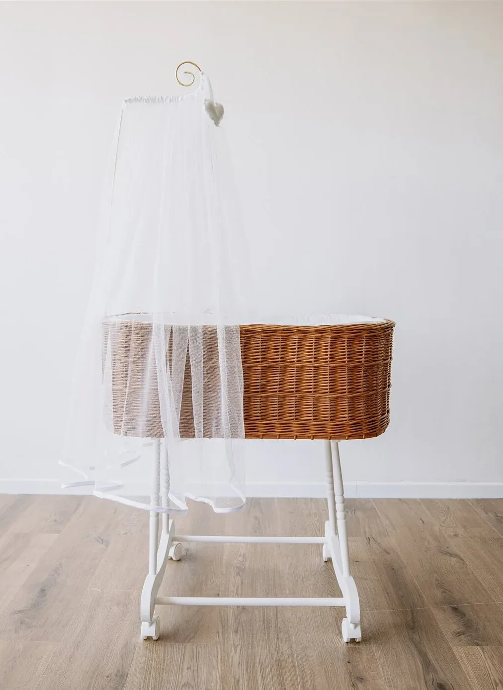 השכרת עריסה מעוצבת לתינוק דגם אלבה חום עם כילה